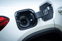 メルセデスが新型電気自動車「EQA」を発売　取り回しのしやすいサイズのSUV型EVの画像