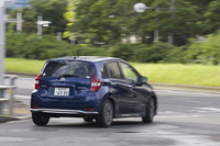 「ノートe-POWER AUTECHスポーツスペック」は「ノートe-POWER NISMO」と同様に、フロアの各所に補強材を追加することでボディー剛性の強化が図られている。これにより、ワンクラス上の操縦安定性と乗り心地を実現したとアピールされる。