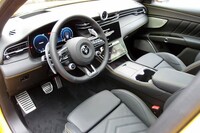 コックピット周辺は、近年のトレンドに合わせてか、液晶パネルが多く物理的なスイッチは少ない。