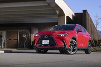 4WDの「NX350h“バージョンL”」はシステム最高出力243PSを発生。試乗車のボディーカラーは新色の「マダーレッド」。