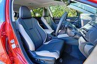 着座位置が高くなったことに伴い、「レヴォーグ レイバック」ではベース車から乗降性も変化。乗り降りの際に体に干渉しないよう、専用のシートが開発された。