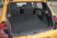 荷室の容量は174～980リッター。後席だけでなく助手席の背もたれも倒せば、最長2315mmの長尺物が積載できるようになる。