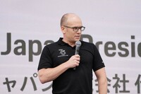 フェスティバルの開幕を告げたポルシェジャパンのフィリップ・フォン・ビッツェンドルフ社長。「75周年をみんなで祝いましょう」と語るとともに、豪雨のなか不眠不休で準備を進めてきたスタッフにも感謝を述べた。