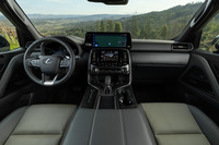 シフトセレクターが電子制御式になるなど、「LX」全体でインテリアの仕様がブラッシュアップされている。