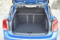 ラゲッジスペースの容量は450リッター。先代モデルと比べて100リッター拡大されている。（クリックすると荷室のバリエーションが見られます）