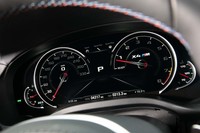 メーターパネルには「X4 M」ロゴがレイアウトされる。エンジン回転計のレッドゾーンは7200rpmから。