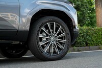 “バージョンL”のタイヤサイズは265/50R22。試乗車にはダンロップのSUV用タイヤが装着されていた。