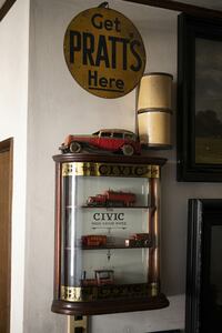 すてきなコレクションケースに収められたティントイのミニチュアカー。コーギー製が多い。下段には機関車も。