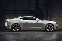 シボレー伝統のスペシャリティークーペ「カマロ」。大胆なスタイリングと、欧州勢と比べて手ごろな価格設定、スポーティーな走りで人気を博している。