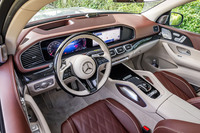 ナッパレザーやウッドパネルが用いられるぜいたくな運転席まわりも「マイバッハGLS」の特徴。今回の試乗車は23万円の有償オプションとなる「ハイグロスブラックフローイングライン ピアノラッカーウッドインテリアトリム」の内装が選択されていた。