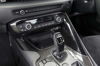 センターコンソールの奥まった位置には、ETC車載器と小物入れのトレーが置かれる。携帯電話を接続・充電するUSBソケットも備わる。