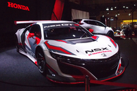 メインステージに展示された「NSX GT3」。モデューロ・ドラゴ・コルセがこのマシンで2018年シーズンのGT300クラスに参戦することを発表している。