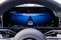 メーターパネルには、新しい「3Dコックピットディスプレイ」が採用された。2つのカメラがドライバーの左右それぞれの視線を追跡し、特殊なメガネを使用せずに3D映像を見ることができる。