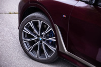 試乗車は、オプションとなるBMWインディビジュアルの「Yスポークホイールスタイリング758I」22インチアロイホイールに、前275/40R22、後ろ315/35R22サイズの「ピレリPゼロ」ランフラットタイヤを装着していた。