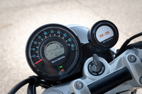 メーターは速度計とモノクロの液晶ディスプレイの組み合わせ。右側のディスプレイは携帯端末との接続が可能で、ターン・バイ・ターン表示の簡易的なナビゲーションシステムとしても利用できる。