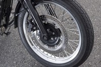 ブレーキはフロント：320mm、リア：270mmのディスクタイプ。ABSは標準装備される。