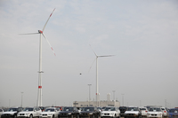 工場敷地に設置された4基の風力発電装置が、iモデルの生産に必要な量以上の電力を供給する。