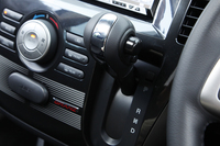 トランスミッションには標準的なCVTではなく、独自開発の6段ATを採用。ロックアップ領域を広げることで、燃費の向上とダイレクト感のある走りを追及している。
    