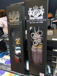 こちらが「ジャンクションプロデュース」が誇る大ヒット商品の「ふさ」。スワロフスキークリスタルをあしらったものや、水晶ビーズでできたものなど、種類も豊富。