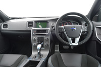 インテリアは先代モデルからの変更はない。本革／ヌバックのステアリングホイールが装着されるほか、ドアトリムやセンターアームレストなどにもヌバックが張られる。