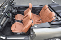 試乗車には「レザー チェスター モルト・ブラウン」のスポーツシートが装着されていた。デビューパッケージ（42万円）に含まれる。