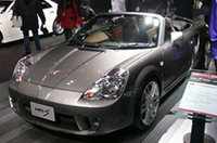 
	「MR-S TURBO TUNED by TTE」
	ヨーロッパ調にシックな装いをまとったMR-S。バンパー、スポイラーなどのエクステリアパーツはすべてTTE製。ターボパワーを受け止めるため、フロントに17インチ、リアに18インチのアルミホイールを装着する。
	 