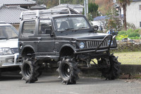 軽自動車の話で、「ジムニー」ベースの改造車を紹介したが、これがその旧型版。まさに田んぼに対応したようなタイヤ。
