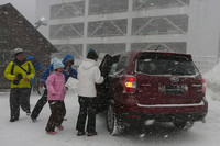 会場は吹雪いているので、みんな大急ぎでクルマに乗り込んでいく。転ばないように気を付けてくださいよ。