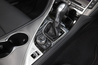 シフトセレクターの後方のダイヤルは、ナビゲーションシステムなどを操作するコントローラー。その手前にあるのが、ドライブモードを切り替えるスイッチだ。
    