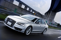 【スペック】S8：全長×全幅×全高＝5145×1950×1455mm／ホイールベース＝2995mm／車重＝2100kg／駆動方式＝4WD／4リッターV8DOHC32バルブターボ（520ps/5800-6400rpm、66.3kgm/1700-5500rpm）／価格＝1580万円（テスト車＝1921万円／プレセンスパッケージ＝77万円／アルカンタラヘッドライニング＝24万円／電動チルト式2ウェイガラスサンルーフ＝21万円／アウディ パーキングアシスト＆サラウンドビューモニター＝11万円／セラミックブレーキ＝124万円／バング＆オルフセン アドバンスドサウンドシステム＝84万円）