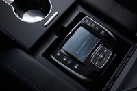 テスト車にはオプションのリアシート・エンターテイメント・システム（33万円）が装着されていた。写真のリモコンで操作が可能。