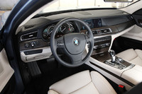 日本導入モデルは、左ハンドルのみ。この点は、ライバルの「メルセデス・ベンツ Sクラスハイブリッド」も同じだ。