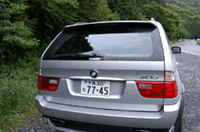 BMW X5の荷室。写真をクリックするとリアウィンドウの開閉が見られます。
    
    