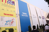 タタの展示会場。英国ブランドのジャガーやランドローバーの垂れ幕も並べられた。