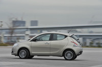 ボディーの丸さが愛らしいサイドビュー。大人4人の乗車に耐えうる室内空間を持つ。