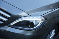 「B180ブルーエフィシェンシー」にオプション設定されるバイキセノンヘッドライト。