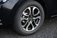 「XDツーリング」の足元は16インチアルミホイールと185/60R16サイズのタイヤの組み合わせ。ほかのグレードは、いずれも185/65R15サイズとなる。
    