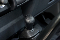 
	四駆と二駆の切り替えや、ローレンジを使用する際に用いるマニュアル式のトランスファーレバー。
	