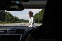 停止状態で車内からマネキンを見た図。間近に迫って見える。