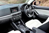「CX-5 XD Lパッケージ」のインテリア。スマートフォンと連携する「マツダコネクト」が採用されたほか、インパネデコレーションパネルなどの質感向上が図られた。
    