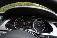 タコメーター（左）のレッドゾーンは6800rpmから。スピードメーター（右）は280km/hまで記される。