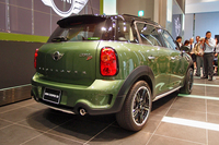 リアビュー。大きな「CROSSOVER」ロゴが目を引く。