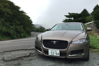 「XF」の特等席は運転席。箱根のワインディングロードでは全長5m級のサルーンらしからぬ軽やかなフットワークを披露する。