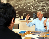 筆者と話すジョルジェット・ジウジアーロ氏。2013年夏撮影。
    
    