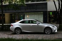 
    サイドビュー。スポーツセダンの本質を追求し、アグレッシブなデザインを強調したという。
    