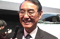 
	富士重工業株式会社の竹中恭二代表取締役社長。インタビューが進むなかで、「R2」投入に込められた、30代前後の「団塊ジュニア」世代をユーザーに取り込もうとする戦略も明らかになる。
	 