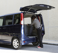 ワタナベが使ってみるとこんな感じ。荷室開口時の地上高は535mmで、ライバルより60mm低く設定されるが、較べないとわからないかも。