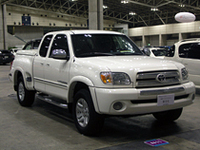 写真D：ライズ・オーディオ・ビジュアルの「トヨタ・タンドラ」。トラックは意外とオーディオの置き場に困るもの。小物は置けなくなったが、センターコンソールにきれいに収まっている。