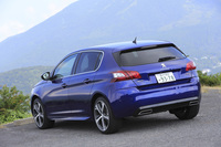 ボディーカラーには、テスト車に採用されていた新色の「マグネティック・ブルー」を含む6色が用意されている。