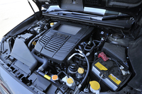 「DIT」と呼ばれる、「WRX S4」の2リッター水平対向4気筒直噴ターボエンジン。「レガシィ」や「レヴォーグ」にも搭載されているもので、最高出力300ps、最大トルク40.8kgmを発生する。